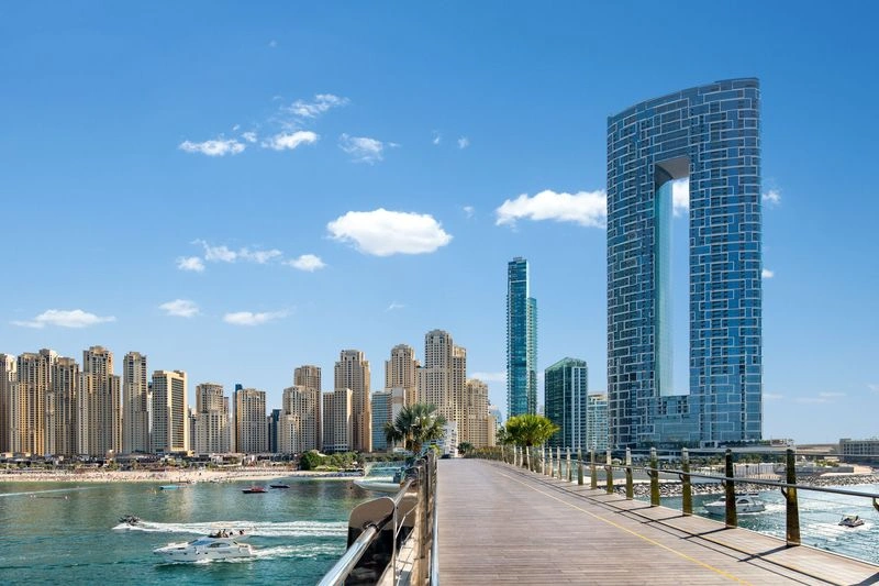 آیا می&zwnj;دانستید که بعضی از هتل&zwnj;های جدید دبی با طراحی&zwnj;های الهام گرفته از فرهنگ محلی تجربه&zwnj;ای خاصی از اقامت را برای مسافرانشان ایجاد می&zwnj;کنند؟ همچنین آیا می&zwnj;دانید که در اکثر این هتل&zwnj;ها می&zwnj;توانید نهایت تجمل و لوکس&zwnj;گرایی را تجربه کنید و سفری به یادماندنی مثل افراد مشهور و ثروتمند داشته باشید؟ جدیدترین هتل&zwnj;های دبی به عنوان نماد لوکس&zwnj;گرایی و ابتکار در صنعت گردشگری در این مقصد توریستی شناخته می&zwnj;شوند. از طرف دیگر علاقه گردشگران برای تجربه یک سفر لوکس، باعث رونق گرفتن ساخت و تولید اقامتگاه&zwnj;های متنوع در این شهر شده&zwnj; است.